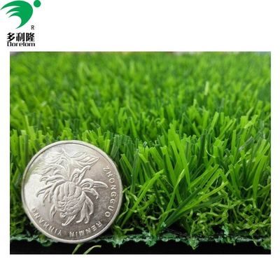 El césped verde de hierba artificial Guage 3/8 es perfecto para un patio de recreo seguro en el jardín de infantes en 2021