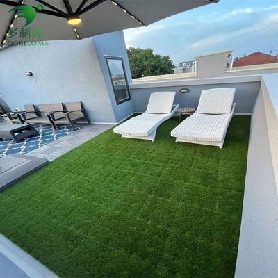 Commercial Tiles de césped artificial de césped de diseño entrelazado 3/8 pulgadas de calibre DIY Pet Lawn Mat