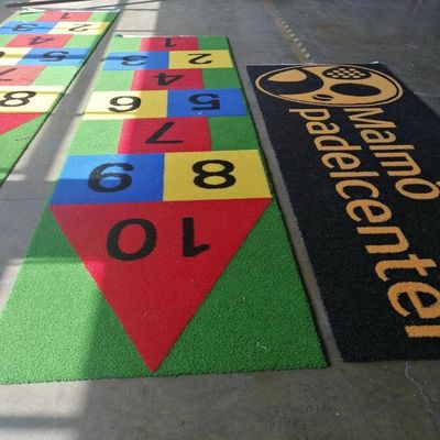 PE PP con respaldo de hierba artificial Logotipo de color de patrón de césped sintético Mini alfombra de fútbol