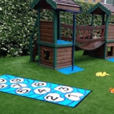PE PP con respaldo de hierba artificial Logotipo de color de patrón de césped sintético Mini alfombra de fútbol